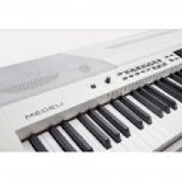 MEDELI Stage piano con tastiera a 88 tasti hammer action, accompagnamenti automatici e finitura di colore bianco.