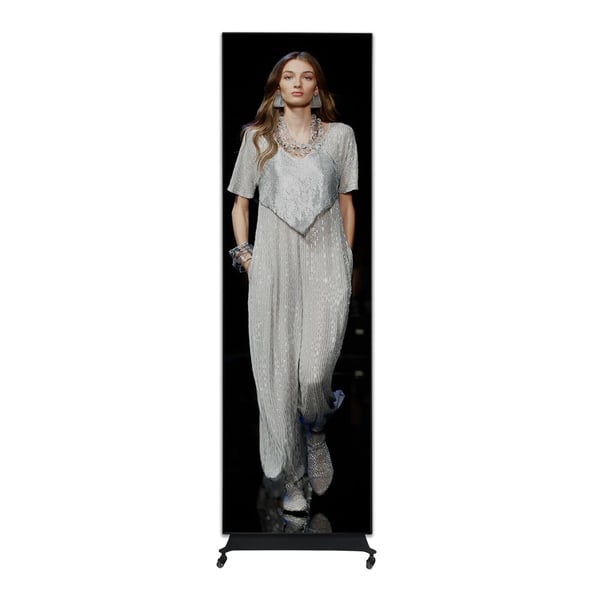 HELVIA Led poster per esterni con supporto mobile e media player integrato. Modello HLV-POS2.5-v2Hip65