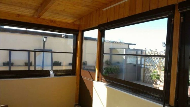Tenda Cristal su misura per balconi e verande con una steccatura  frangivento e cassonetto da 110mm (Medium)