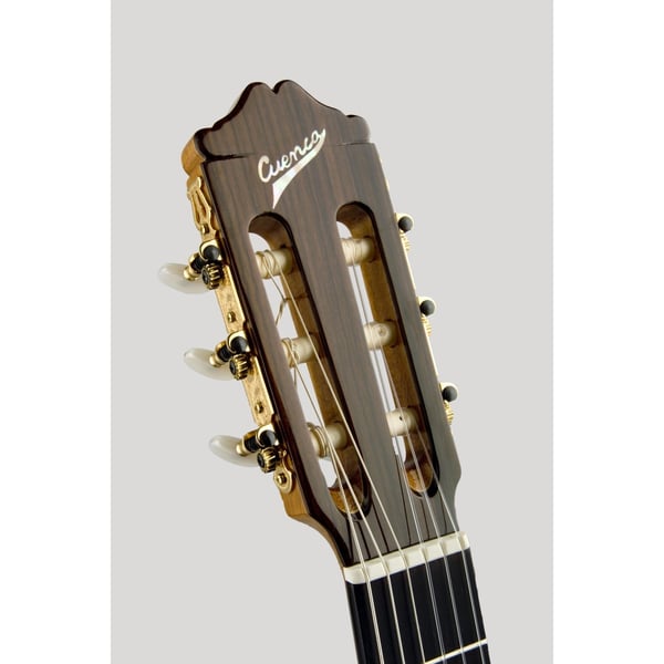 CUENCA Chitarra classica elettrificata a spalla mancante. Modello 50RCTW ESTRETCHA