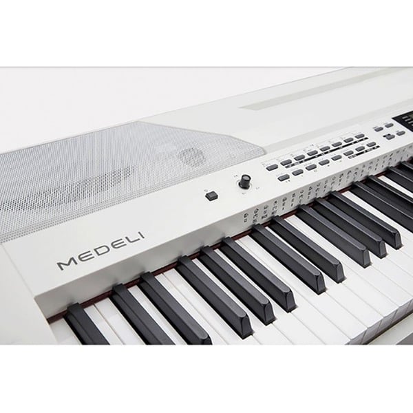 MEDELI Stage piano con tastiera a 88 tasti hammer action, accompagnamenti automatici e finitura di colore bianco.
