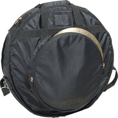 PROEL STAGE Borsa per piatti con tasca porta bacchette e tascone frontale in robusto nylon 420D antistrappo con imbottitura in poliuretano espanso ad alta densità da 10 mm. Disponibile in colore nero.