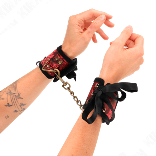 KINK WRIST RESTRAINT KINK - RESISTENZA DA POLSO SCANDALO DETTAGLI IN PIZZO ROSSO-NERO 24,5 CM X 6,5 CM