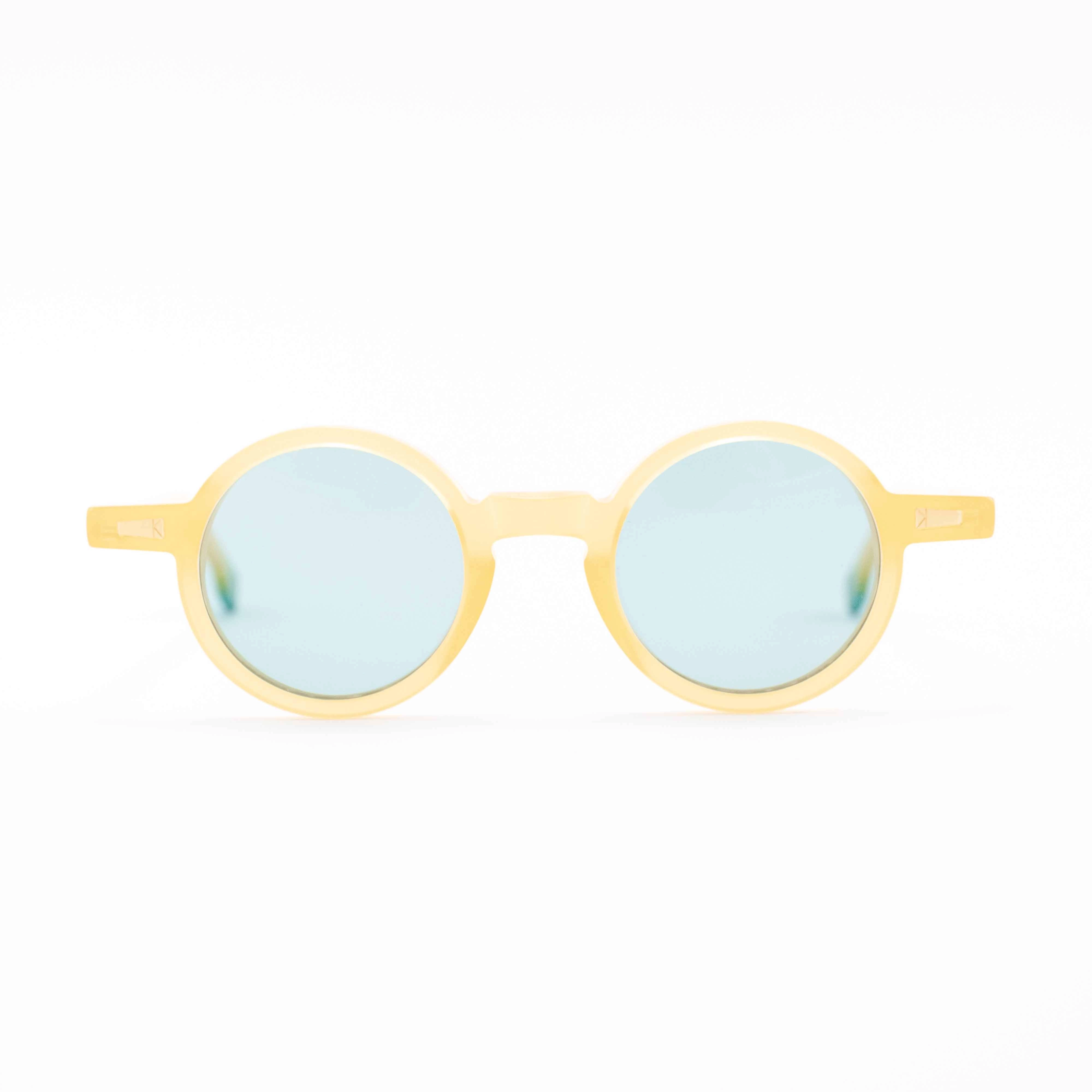Kyme Eyewear Lupe: round sunglasses. Color Black/gold