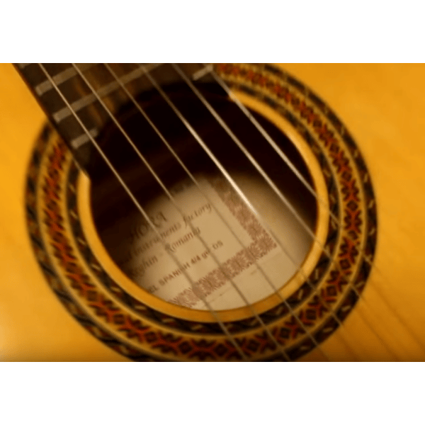 HORA CHITARRA CLASSICA 4/4 MADE IN EUROPE VERSIONE SPAGNOLA DOPPIO MASSELLO TOP ABETE MASSELLO FONDO-FASCE ACERO MASSELLO ROSETTA INTARSIATA MANICO ACERO TASTIERA PALISSANDRO SCALA 650MM