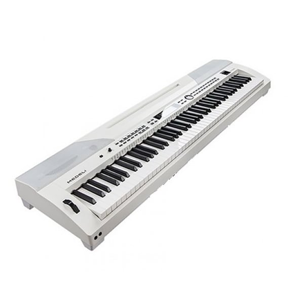 MEDELI Stage piano con tastiera a 88 tasti hammer action, accompagnamenti automatici e finitura di colore bianco.