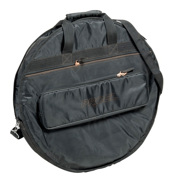 PROEL STAGE Borsa per piatti con tasca porta bacchette e tascone frontale in robusto nylon 420D antistrappo con imbottitura in poliuretano espanso ad alta densità da 10 mm. Disponibile in colore nero.